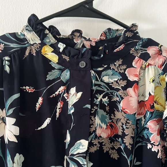 Loft size medium petite. Cap sleeve blouse in navy blue with floral pattern - Picture 4 of 6